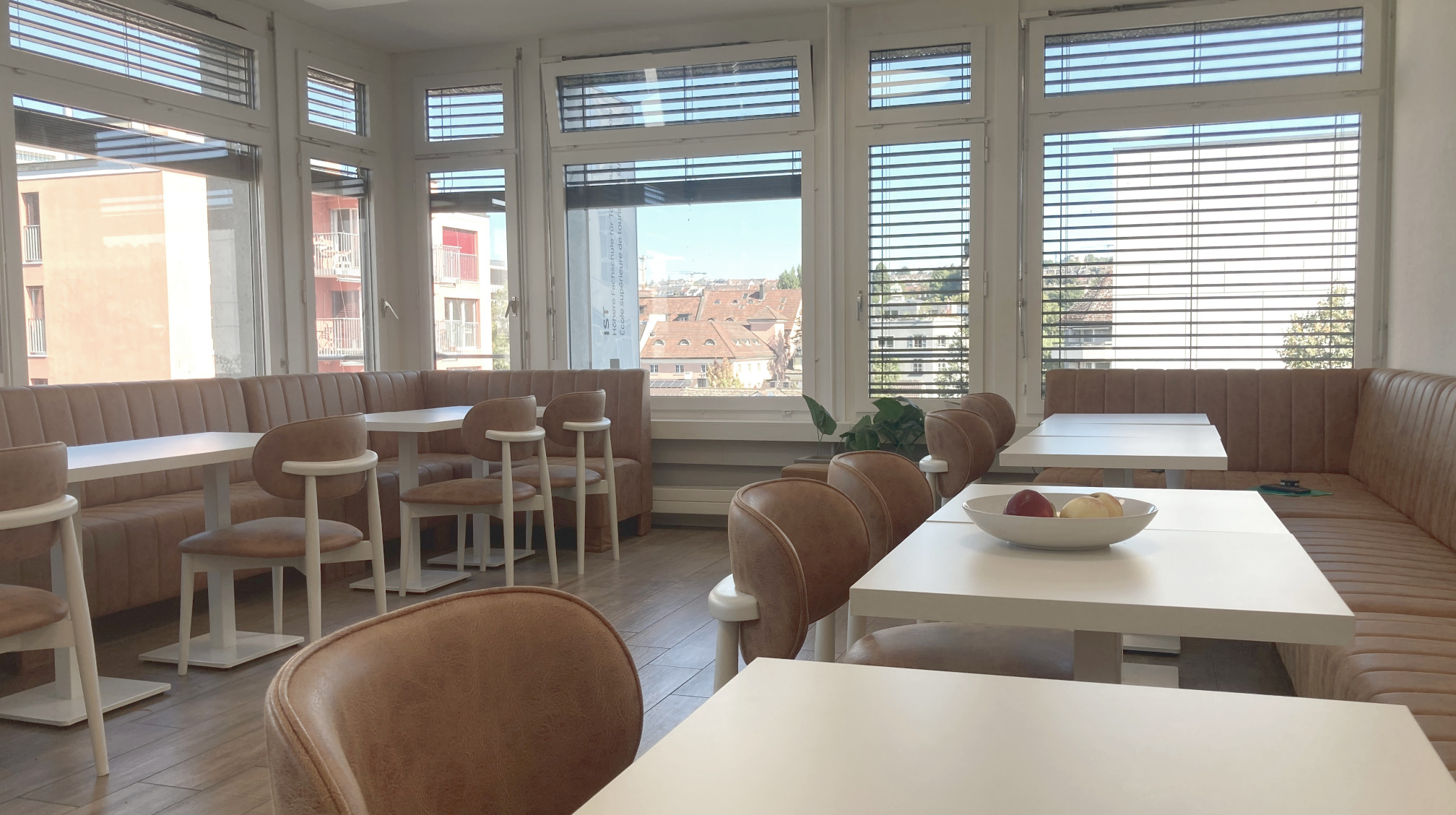 Cafeteriea_Tische_Fenster