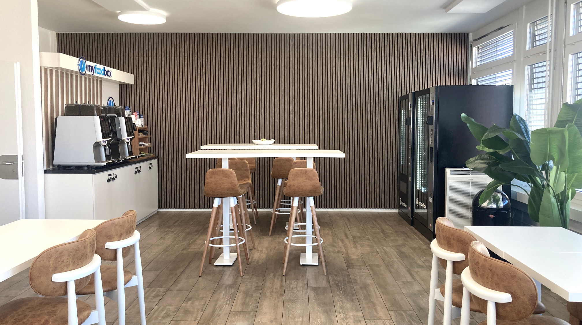 Cafeteriea_Hochtische_Automaten